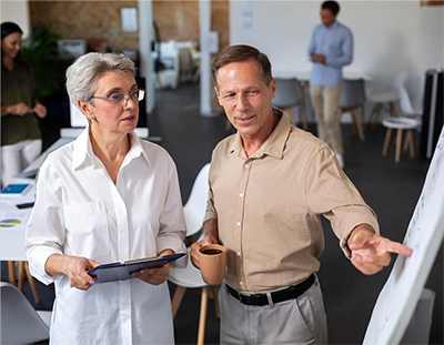 2 people in a work meeting during Ecti support